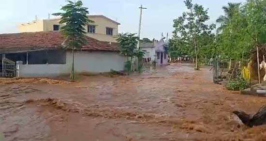 kondapochamma sagar canal water leakage