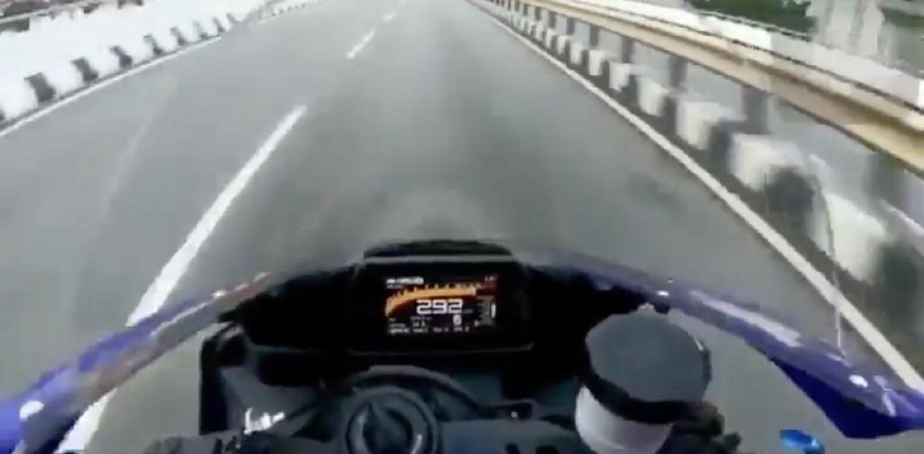 it employee driven 1000 cc bike with 300 km speed caught in social media 
