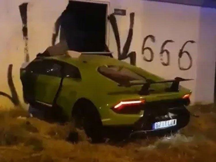 man borrowed lamborgini car from friend and smashed it into wall 