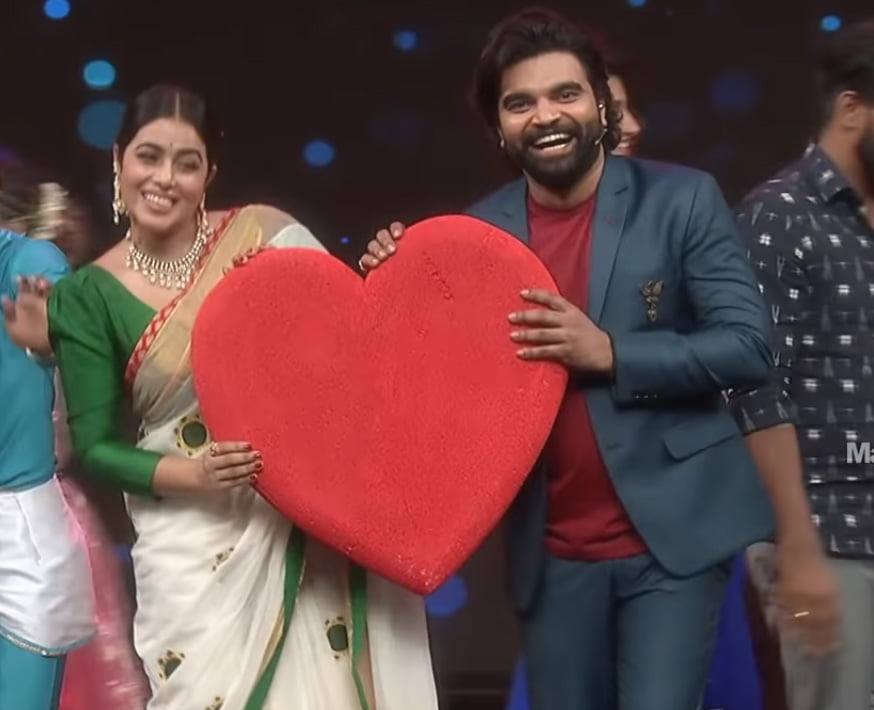 anchor pradeep and poorna romantic performance in dhee show