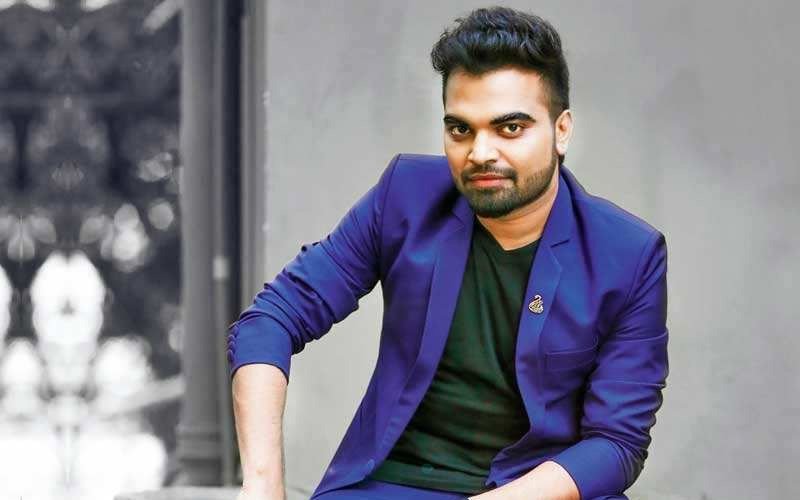Anchor pradeep machiraju mixing pulihora with dhee show judge purna and singer harika  in two different channels