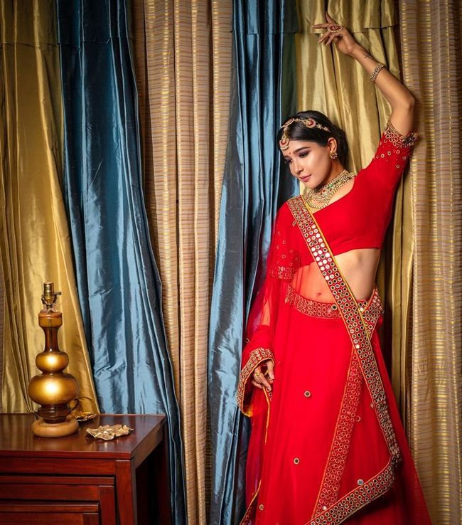Sakshi Agarwal Beautiful Red Half Saree Pictures