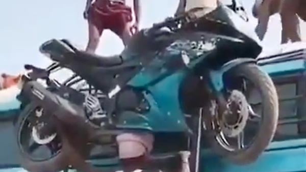 Bahubali : one person lift the bike on her this head Bahubali video viral 