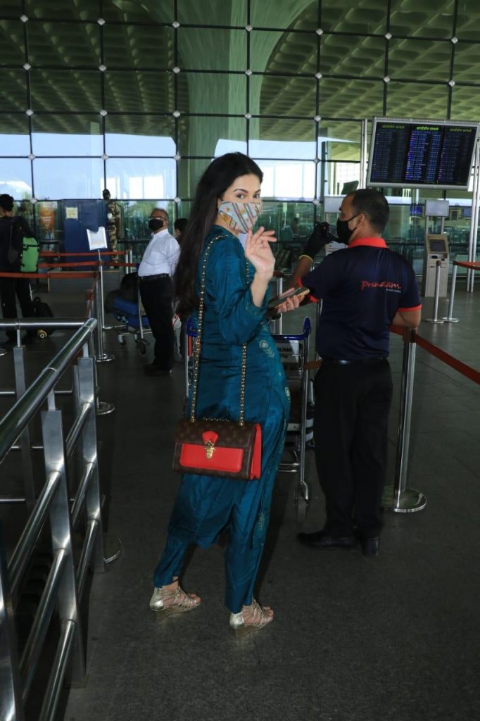 Amyra Dastur Spotted At The Airport She Leaves For Chandigarh Pics