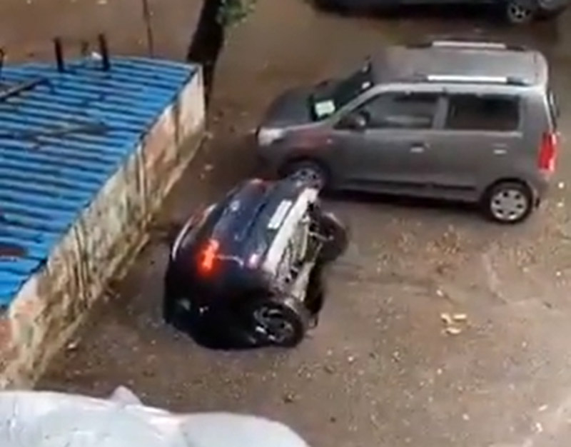 Viral Video: car sinks into hole in Mumbai