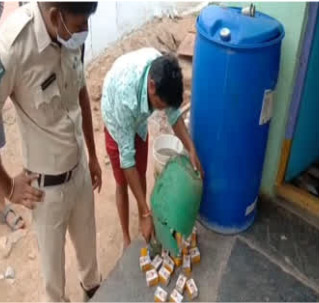 Viral News: Seizure of liquor hidden in mud..chabala village vajrakaroor Mandal Anantapur district