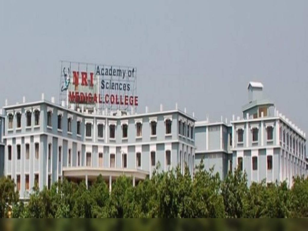 AP High Court given interim orders on mangalagiri NRI hospital issue 