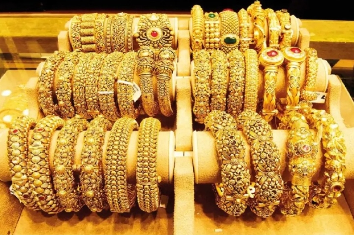 Today Gold Rate: falls down silver price hike
