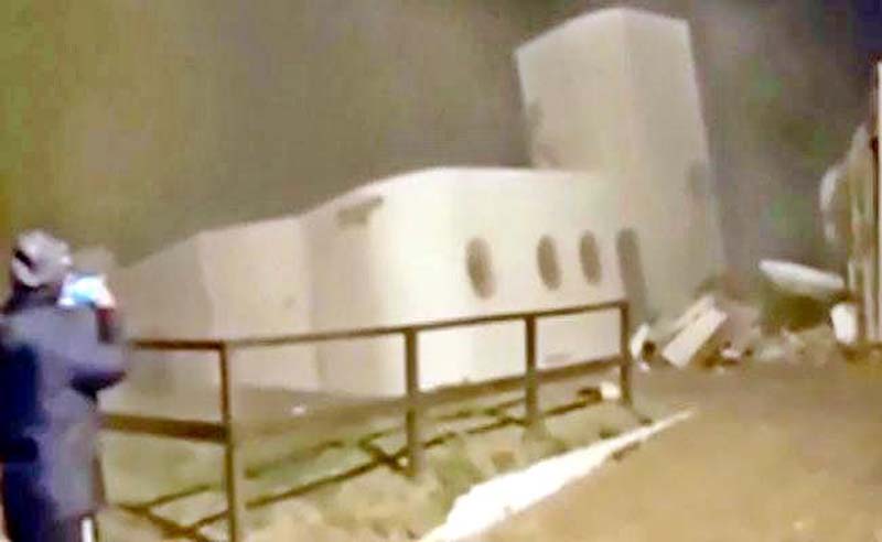 two stored house collapses in sea Viral Video