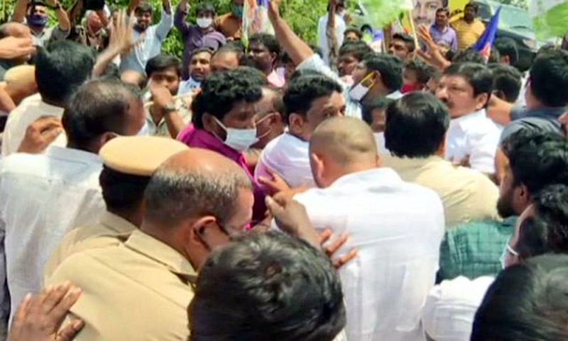 YCP Vs TDP:  tension created near chandrababu house after jogi ramesh protest