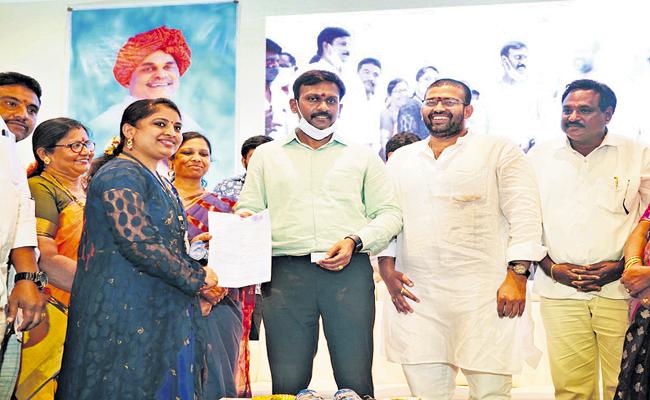 YCP MLA gives accident insurance to village volunteers