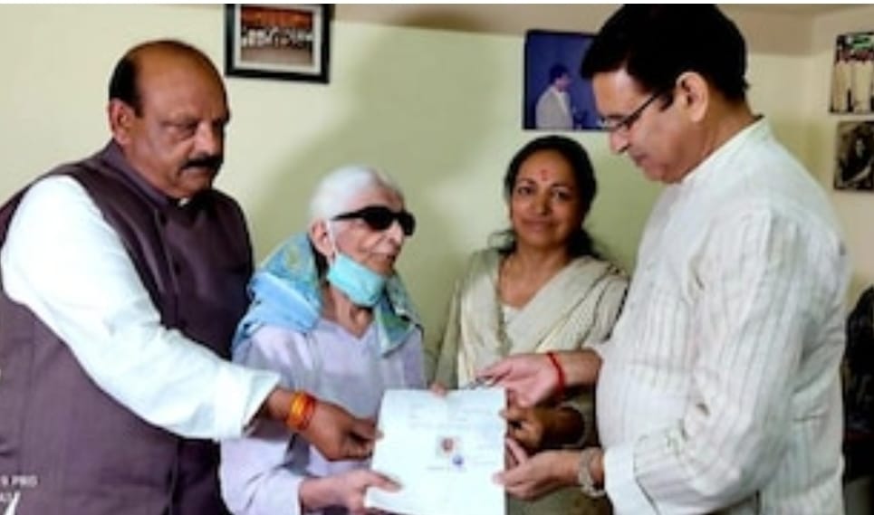 Dehradun old women transfers al her property to Rahul Gandhi