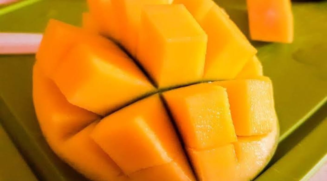 Is it so dangerous to eat mango fruit after dinner .. ??