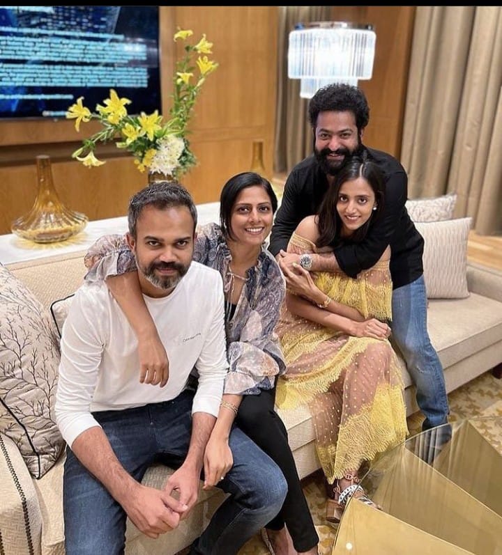 on his mariage day ntr gave party to kgf director family