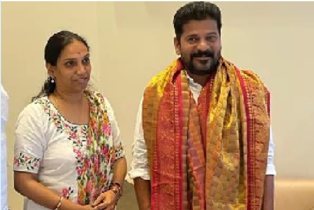 TRS Corporator Vijaya Reddy joins congress  