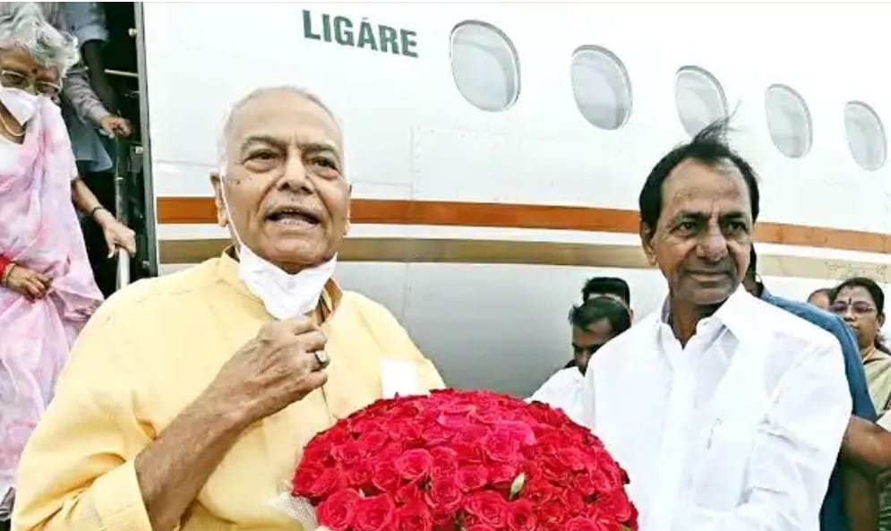 KCR Receives Oppositions Presidential Candidate Yashwant Sinha at hyderabad airport