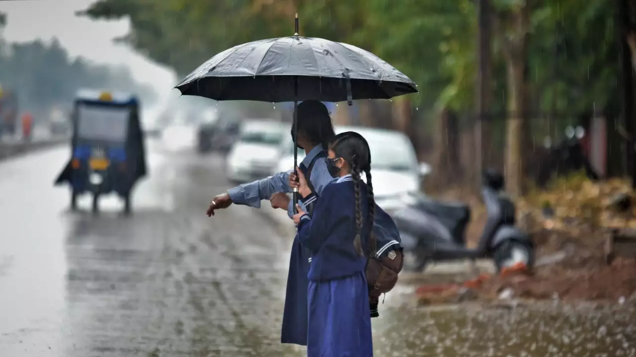 Rain Alert: అల్పపీడనం ఎఫెక్ట్ .. తెలుగు రాష్ట్రాలకు భారీ వర్ష హెచ్చరిక .. ఈ జిల్లాల్లో వర్షాలు   