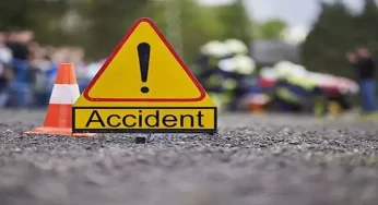 Road Accident: డివైడర్ ను ఢీకొని కారు పల్టీ కొట్టింది.. ఆ వెంటనే చెలరేగిన మంటలు.. ఇద్దరు మృతి, మరో ముగ్గురుకి గాయాలు..