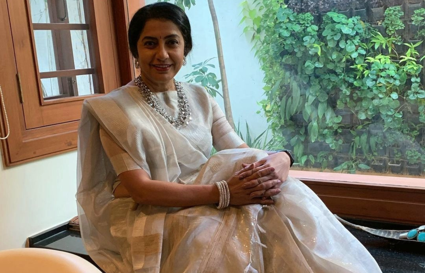 సుహాసిని మణిరత్నం: Ponniyin Selvan directors wife in white saree with silver jewellery