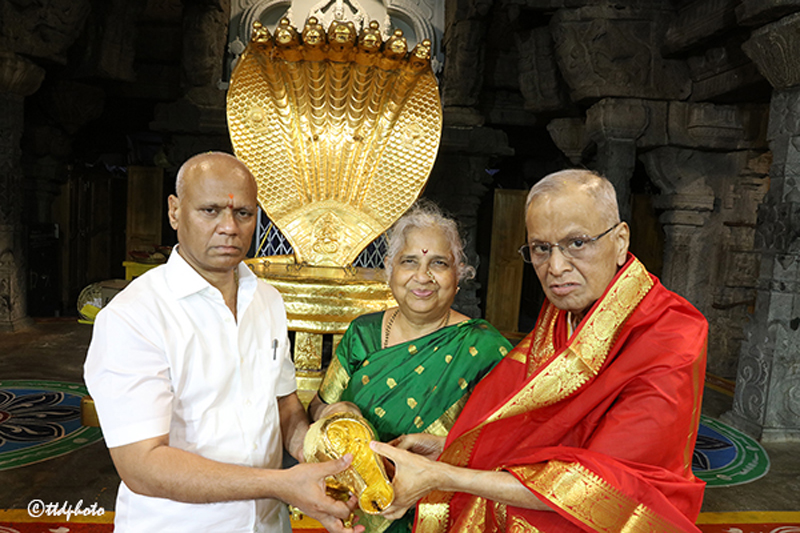 Infosys Narayana Murthy Sudha Murthy offers gold ornaments Tirumala Lord Venkateswara Swamy 