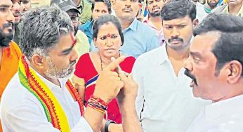 TDP Srikakulam: అసహ్యంగా రోడ్డుపై తన్నులాడుకున్న తెలుగు తమ్ముళ్లు