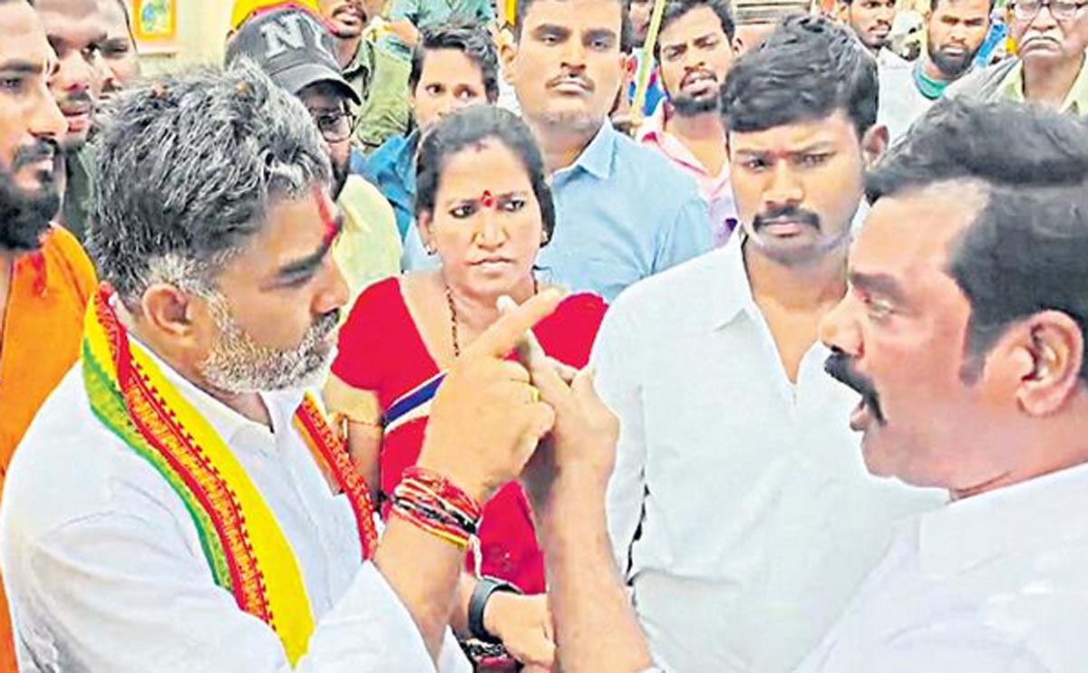 TDP Srikakulam: అసహ్యంగా రోడ్డుపై తన్నులాడుకున్న తెలుగు తమ్ముళ్లు
