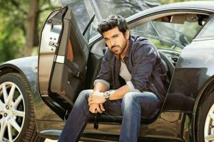 Fans behind Charan's car.. This is the cherry reaction (Video)