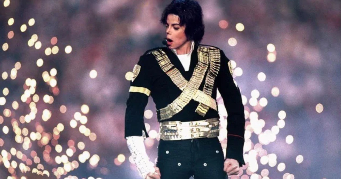 Michael Jackson wore a glow on his right hand due to Bilivo disease