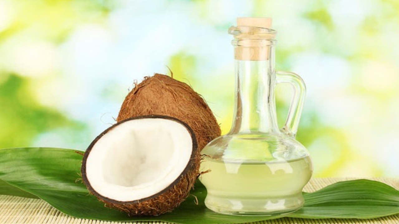 Get rid of the accumulated tan on the face with coconut oil