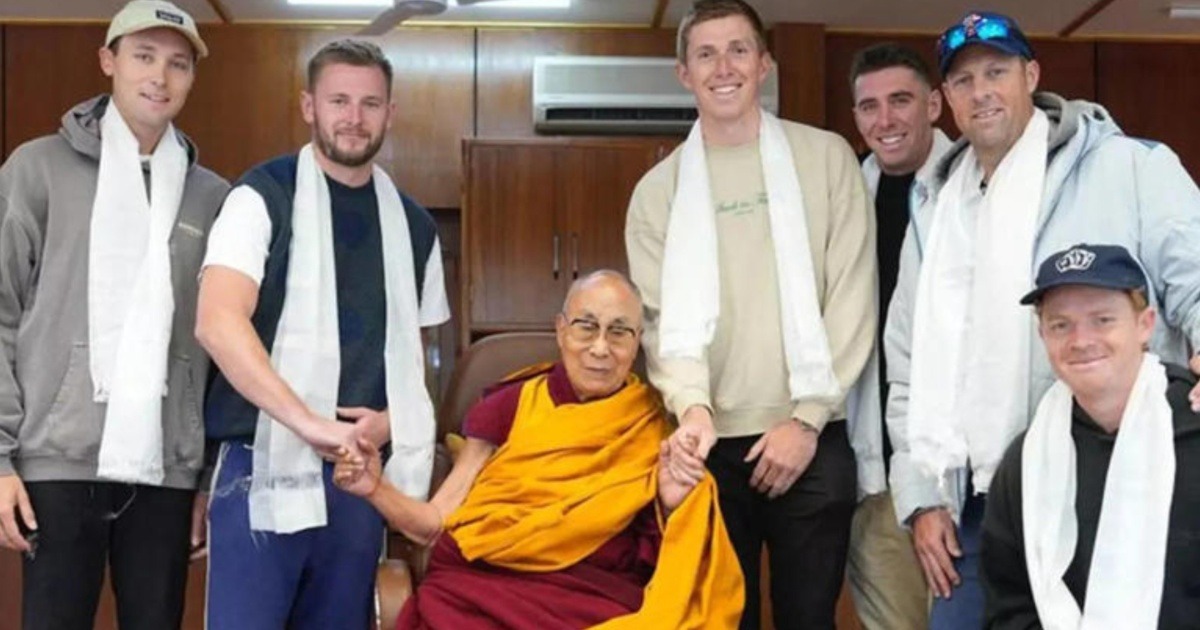 England players visit Dalai Lama’s: భారత్ తో ఆఖరి మ్యాచ్కు ముందు దలైలామా ఇంటికి వెళ్లి ఆశీస్సులు తీసుకున్న ఇంగ్లాండ్ ఆటగాళ్లు.. వైరల్ గా మారిన ఫొటోస్..!